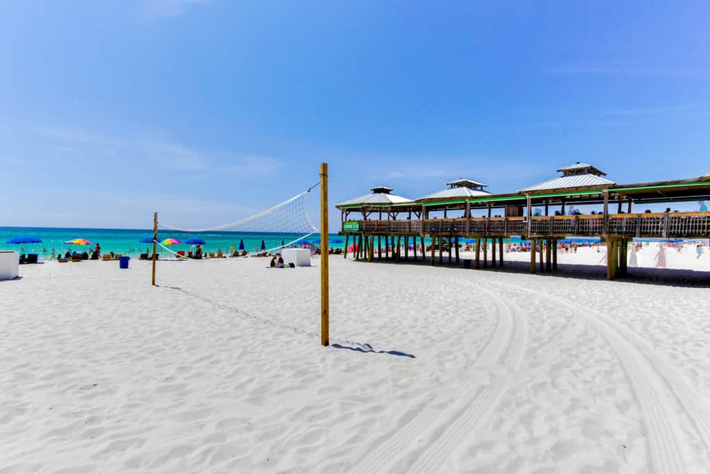 Condo close to the beach with pools, dock & tennis - snowbird-friendly