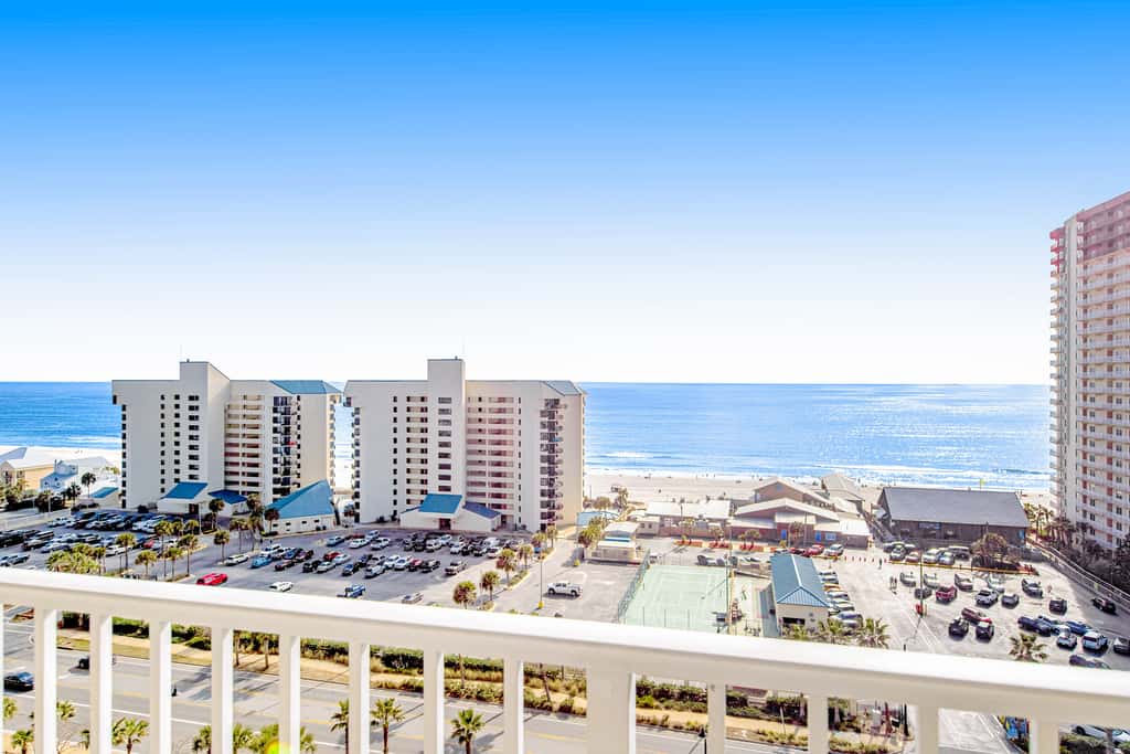 Gulf-front getaway with multiple pools and hot tubs plus WiFi, washer&dryer