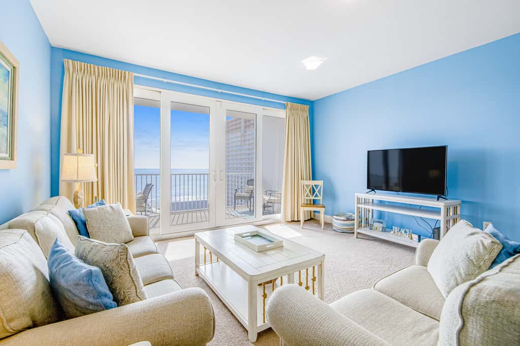 Gulf-front getaway with multiple pools and hot tubs plus WiFi, washer&dryer