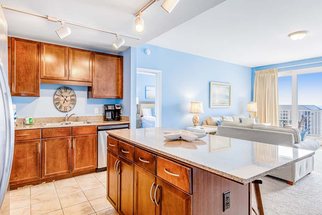 Gulf-front getaway with multiple pools and hot tubs plus WiFi, washer&dryer