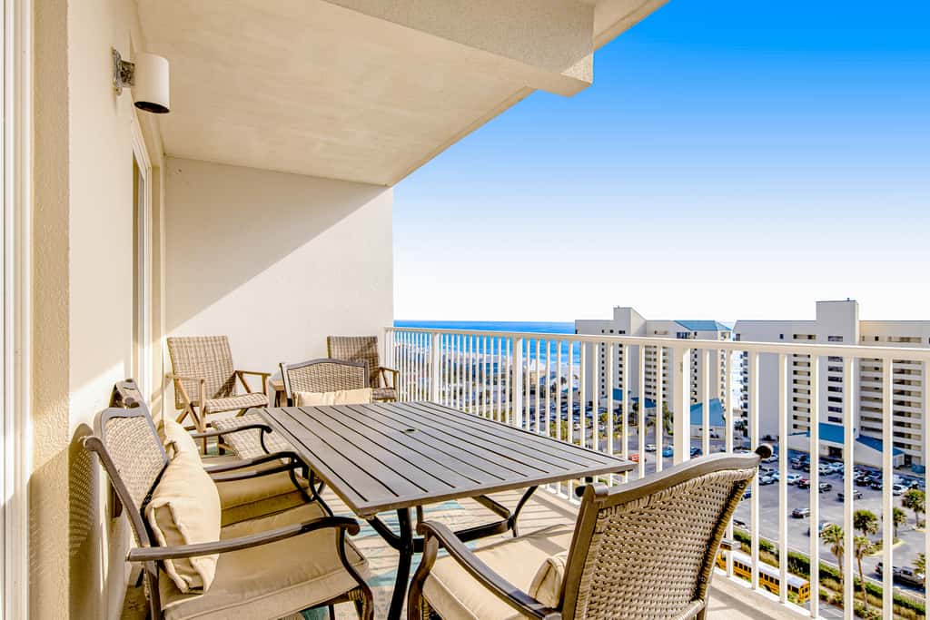 Gulf-front getaway with multiple pools and hot tubs plus WiFi, washer&dryer