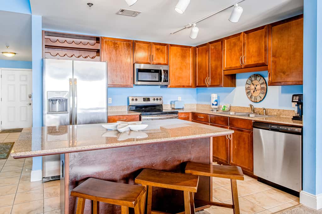 Gulf-front getaway with multiple pools and hot tubs plus WiFi, washer&dryer