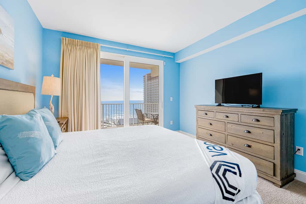 Gulf-front getaway with multiple pools and hot tubs plus WiFi, washer&dryer