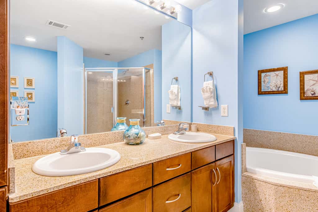 Gulf-front getaway with multiple pools and hot tubs plus WiFi, washer&dryer
