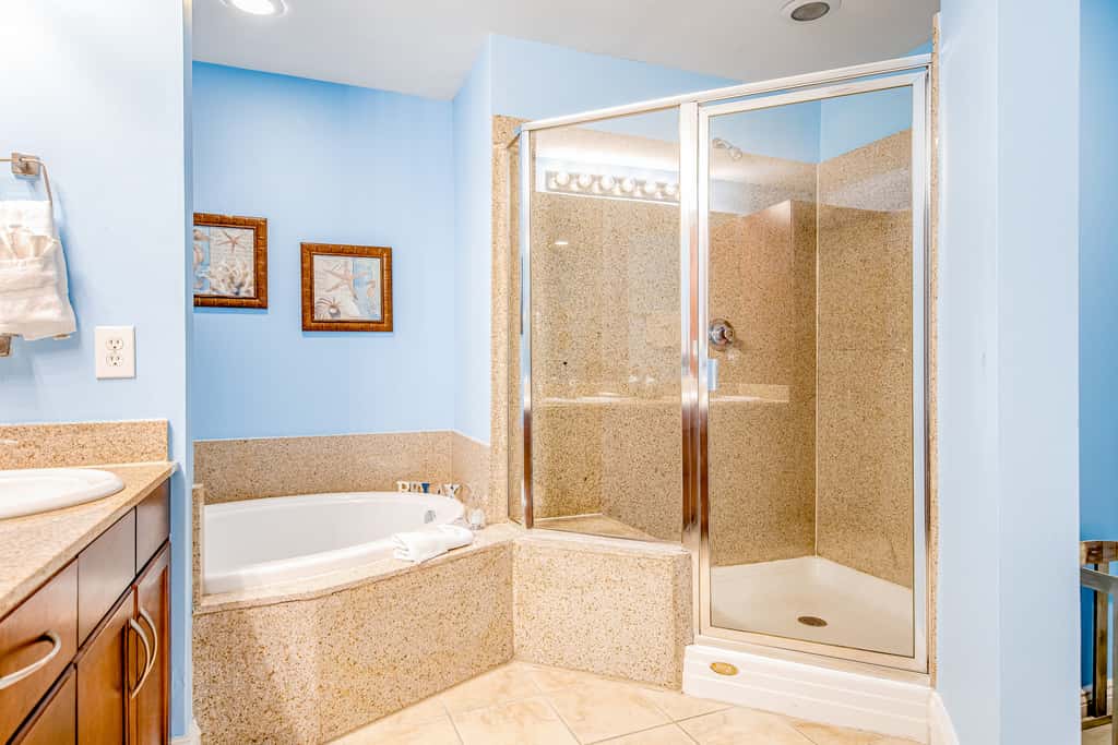 Gulf-front getaway with multiple pools and hot tubs plus WiFi, washer&dryer