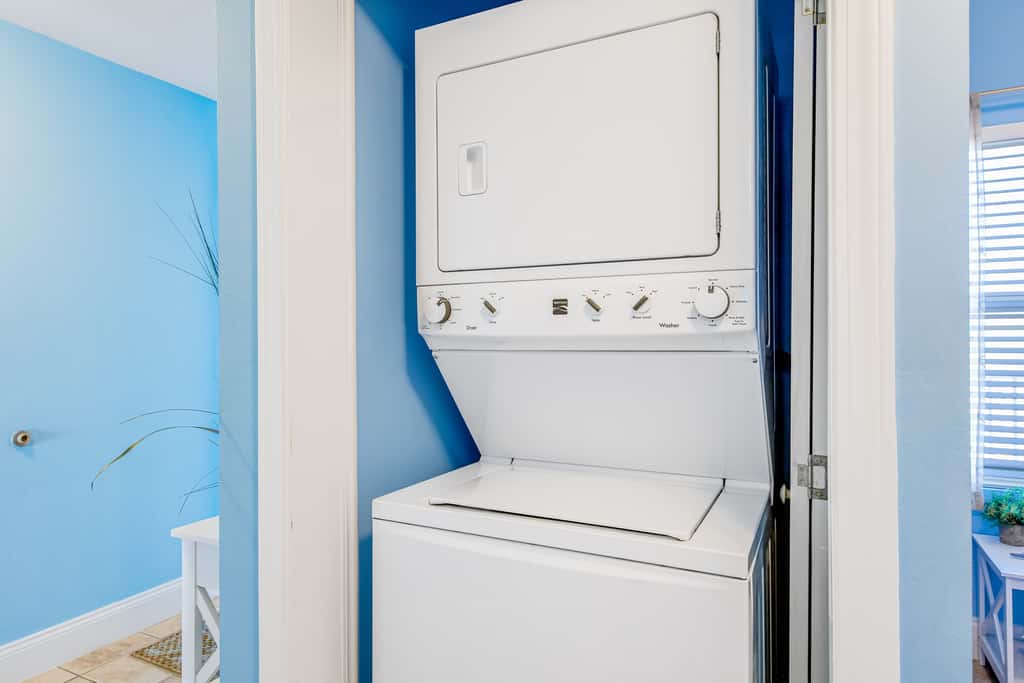 Gulf-front getaway with multiple pools and hot tubs plus WiFi, washer&dryer