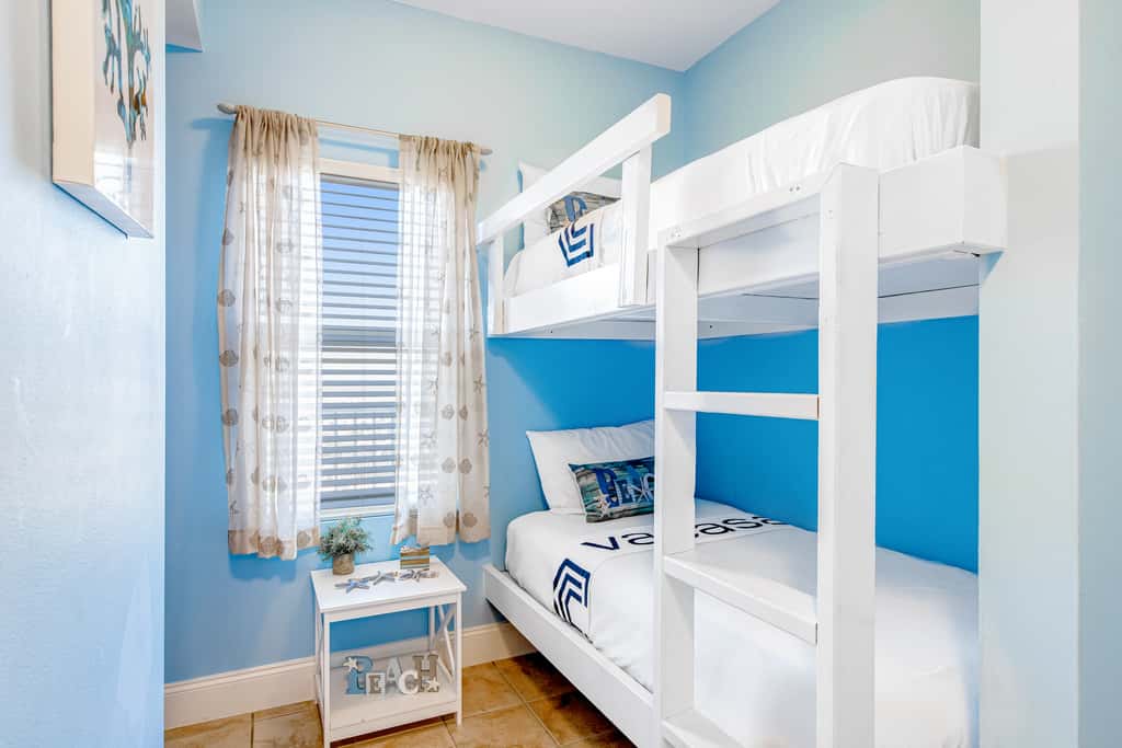 Gulf-front getaway with multiple pools and hot tubs plus WiFi, washer&dryer