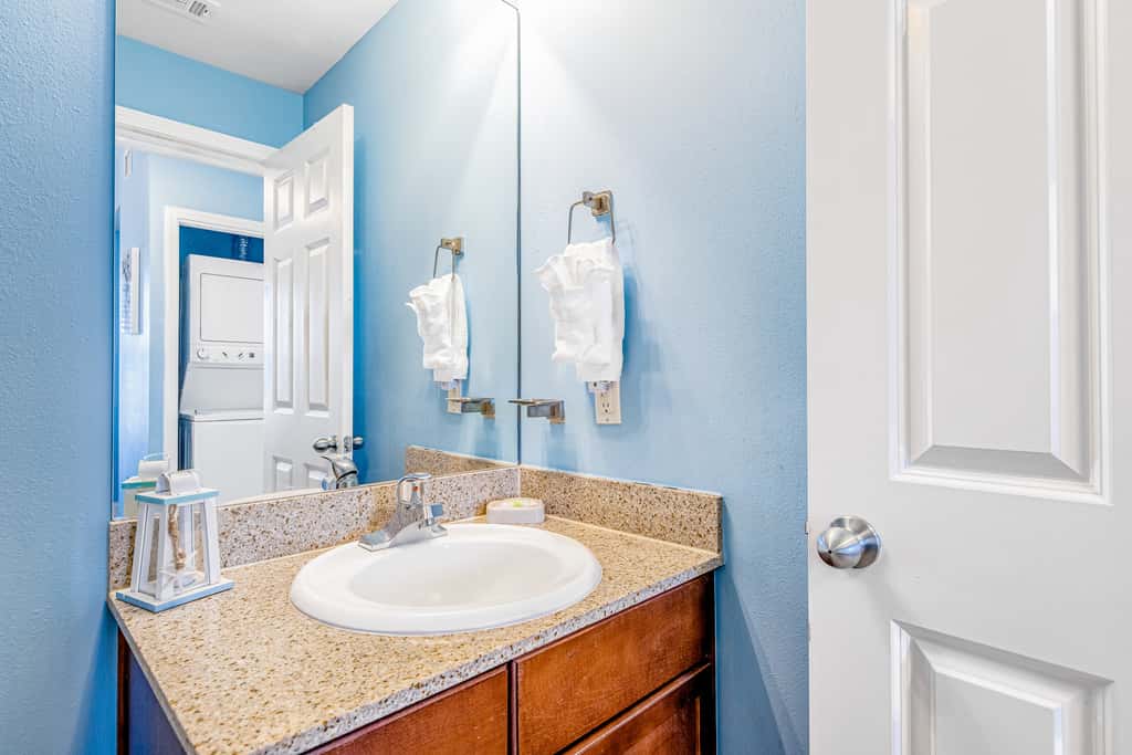 Gulf-front getaway with multiple pools and hot tubs plus WiFi, washer&dryer