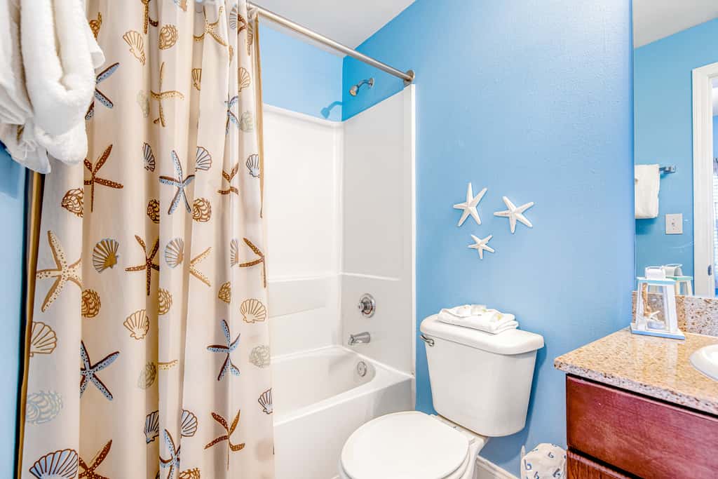 Gulf-front getaway with multiple pools and hot tubs plus WiFi, washer&dryer