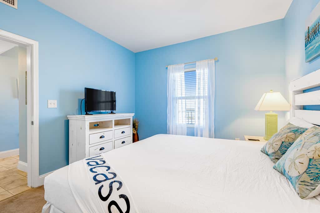 Gulf-front getaway with multiple pools and hot tubs plus WiFi, washer&dryer