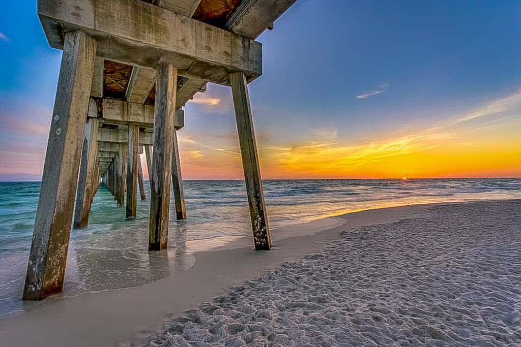 Gulf-front getaway with multiple pools and hot tubs plus WiFi, washer&dryer