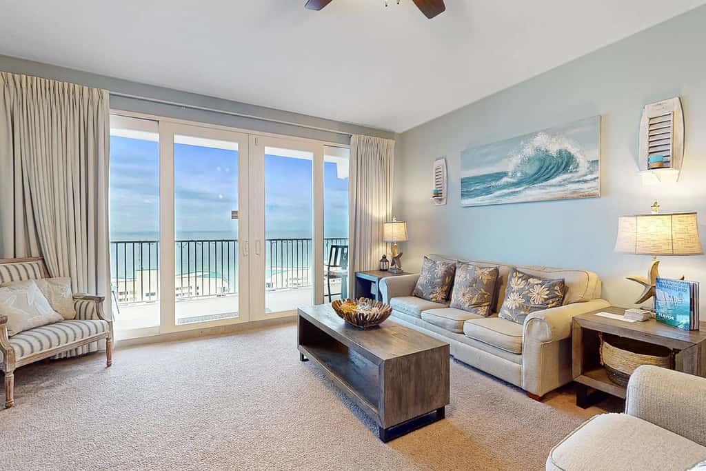 Beachfront 18th-floor condo with hot tub, heated pool, balcony, gym, WD, AC