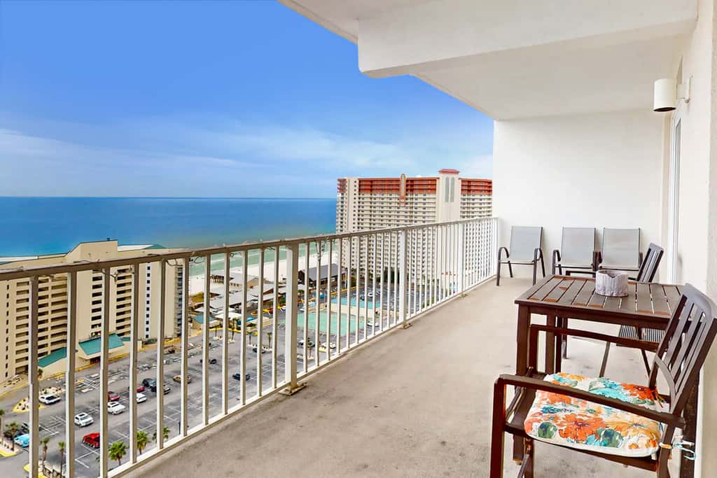 Beachfront 18th-floor condo with hot tub, heated pool, balcony, gym, WD, AC