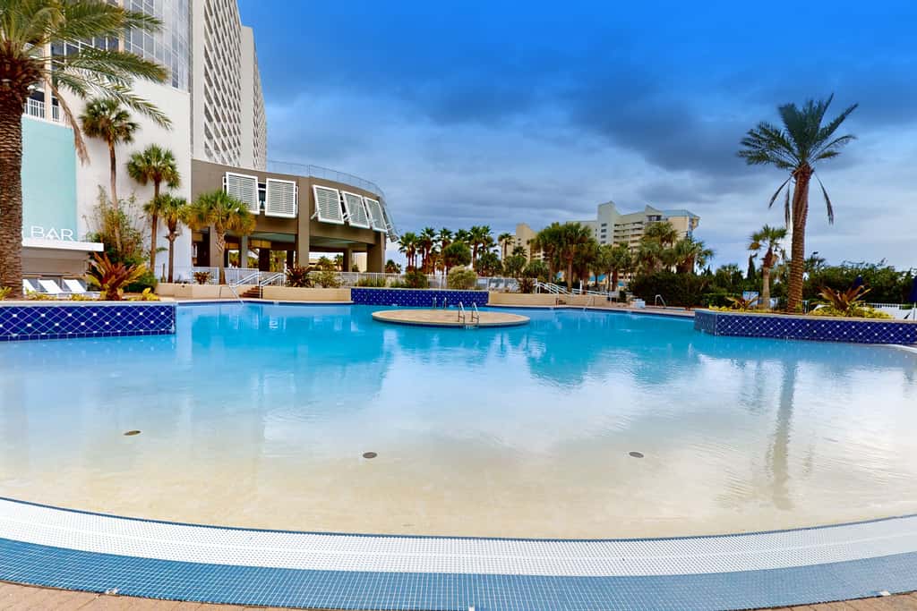 Beachfront 18th-floor condo with hot tub, heated pool, balcony, gym, WD, AC