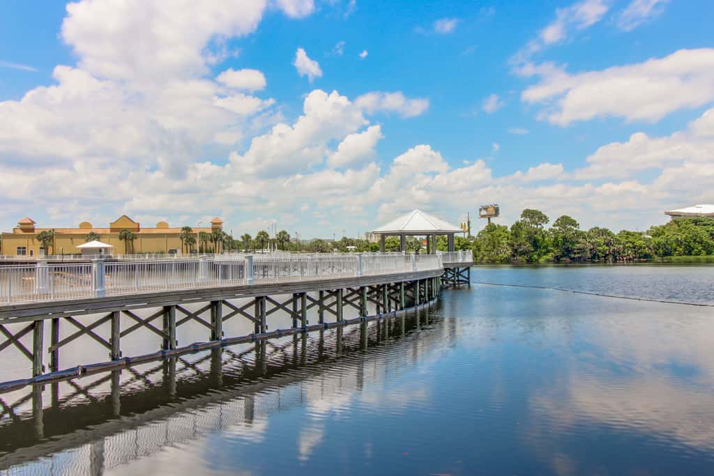 Beachfront 18th-floor condo with hot tub, heated pool, balcony, gym, WD, AC