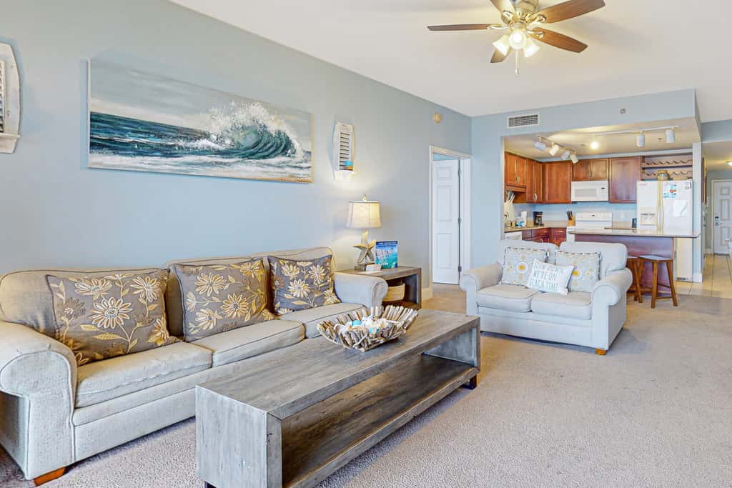 Beachfront 18th-floor condo with hot tub, heated pool, balcony, gym, WD, AC