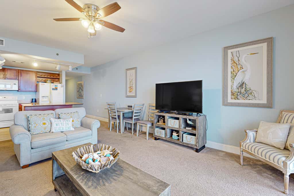 Beachfront 18th-floor condo with hot tub, heated pool, balcony, gym, WD, AC