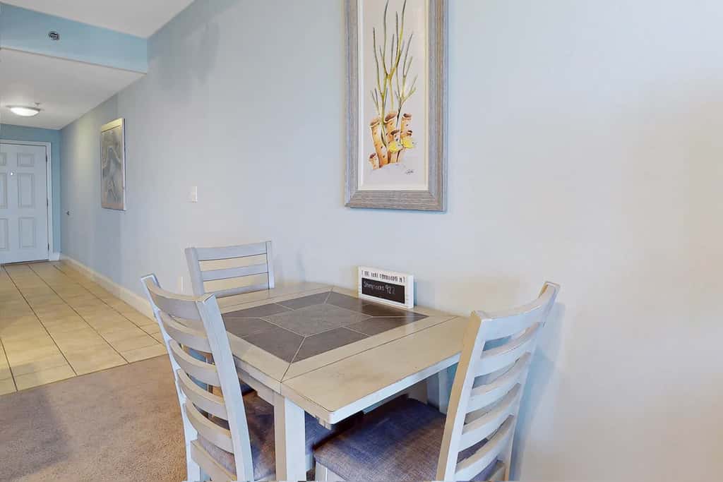 Beachfront 18th-floor condo with hot tub, heated pool, balcony, gym, WD, AC