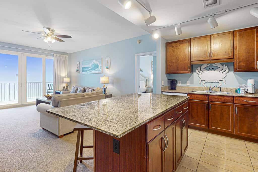 Beachfront 18th-floor condo with hot tub, heated pool, balcony, gym, WD, AC