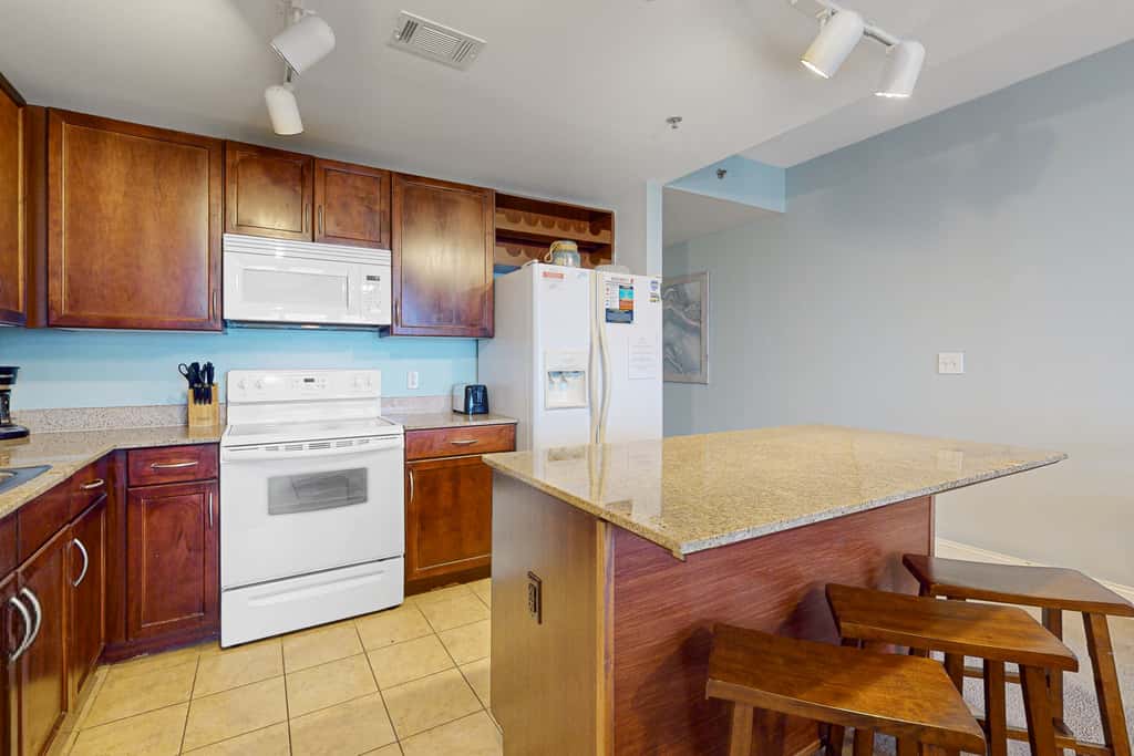 Beachfront 18th-floor condo with hot tub, heated pool, balcony, gym, WD, AC
