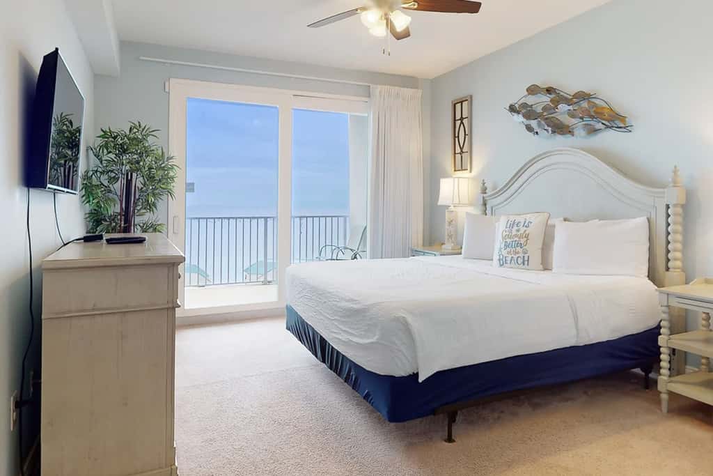 Beachfront 18th-floor condo with hot tub, heated pool, balcony, gym, WD, AC