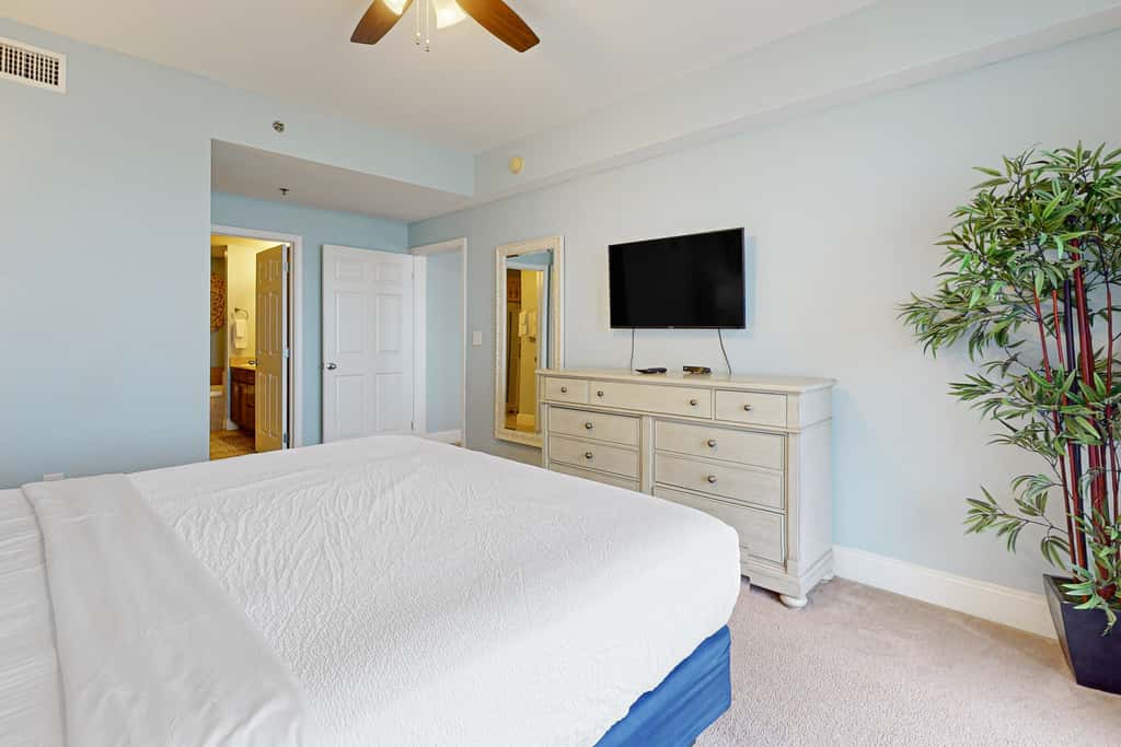 Beachfront 18th-floor condo with hot tub, heated pool, balcony, gym, WD, AC