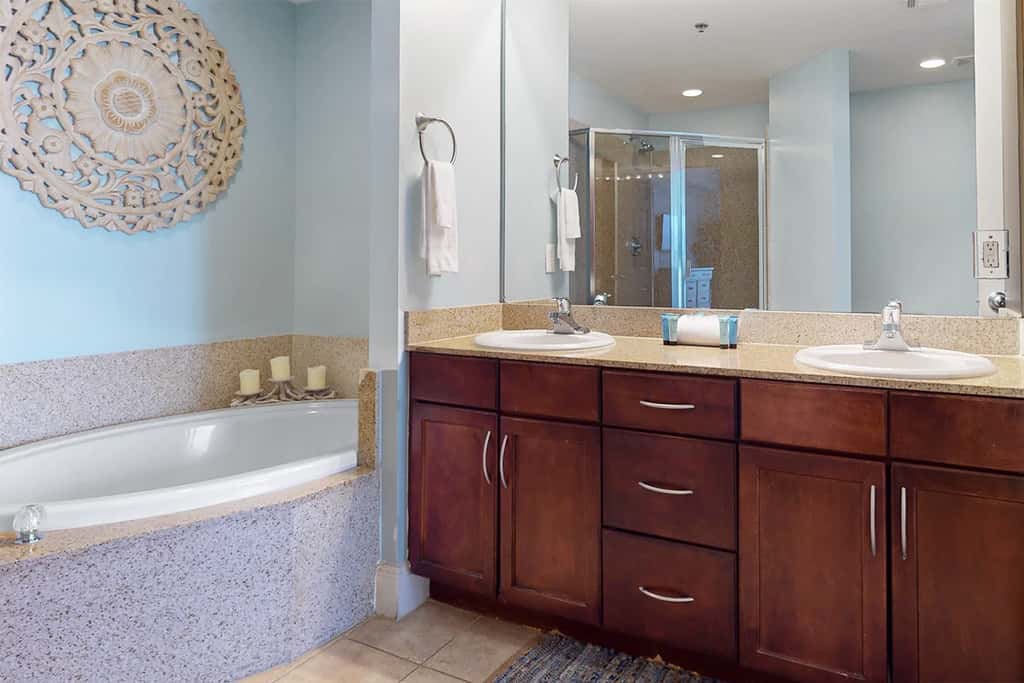 Beachfront 18th-floor condo with hot tub, heated pool, balcony, gym, WD, AC