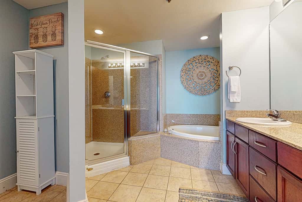 Beachfront 18th-floor condo with hot tub, heated pool, balcony, gym, WD, AC