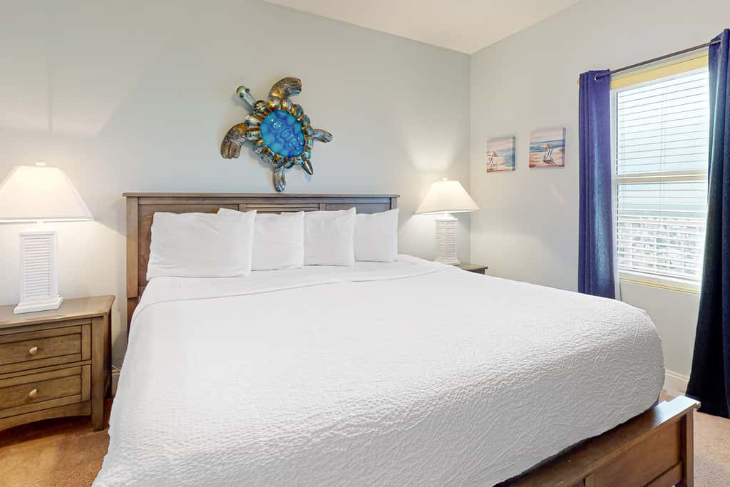 Beachfront 18th-floor condo with hot tub, heated pool, balcony, gym, WD, AC
