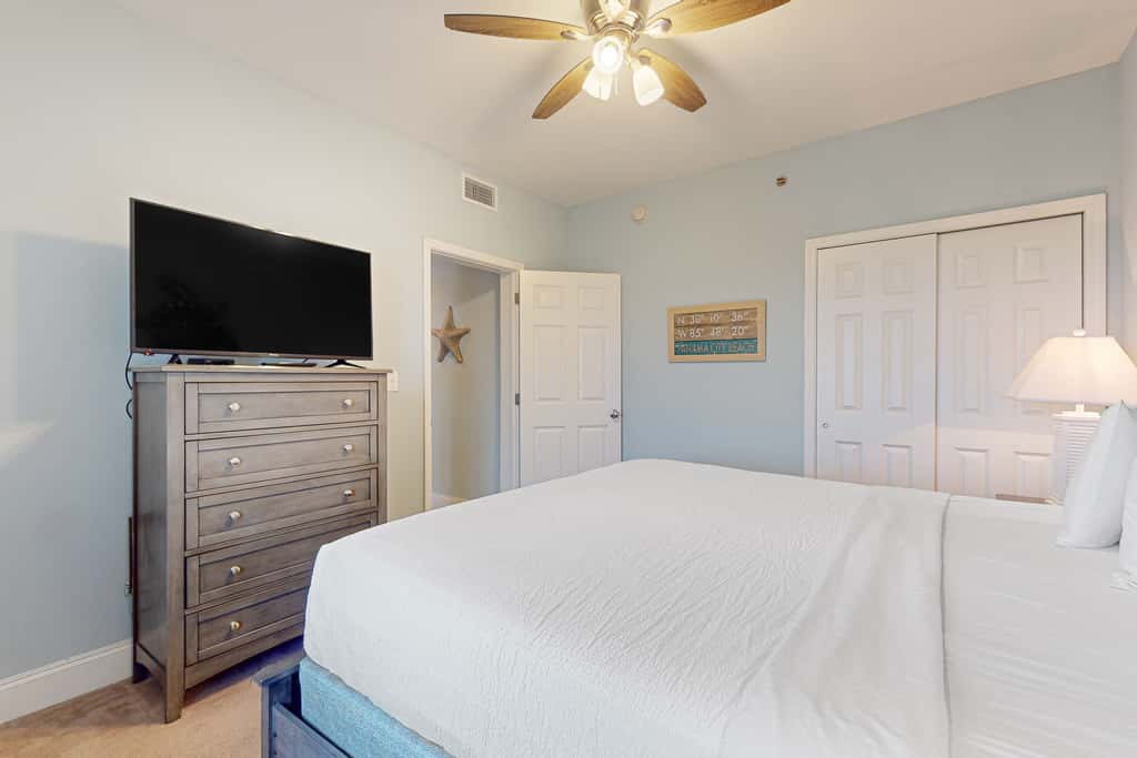 Beachfront 18th-floor condo with hot tub, heated pool, balcony, gym, WD, AC