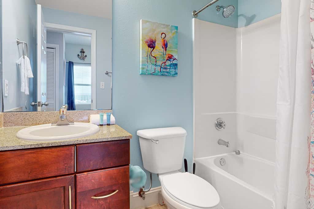 Beachfront 18th-floor condo with hot tub, heated pool, balcony, gym, WD, AC
