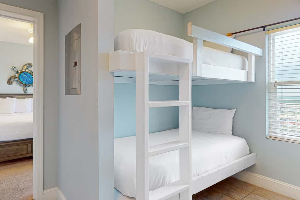 Beachfront 18th-floor condo with hot tub, heated pool, balcony, gym, WD, AC
