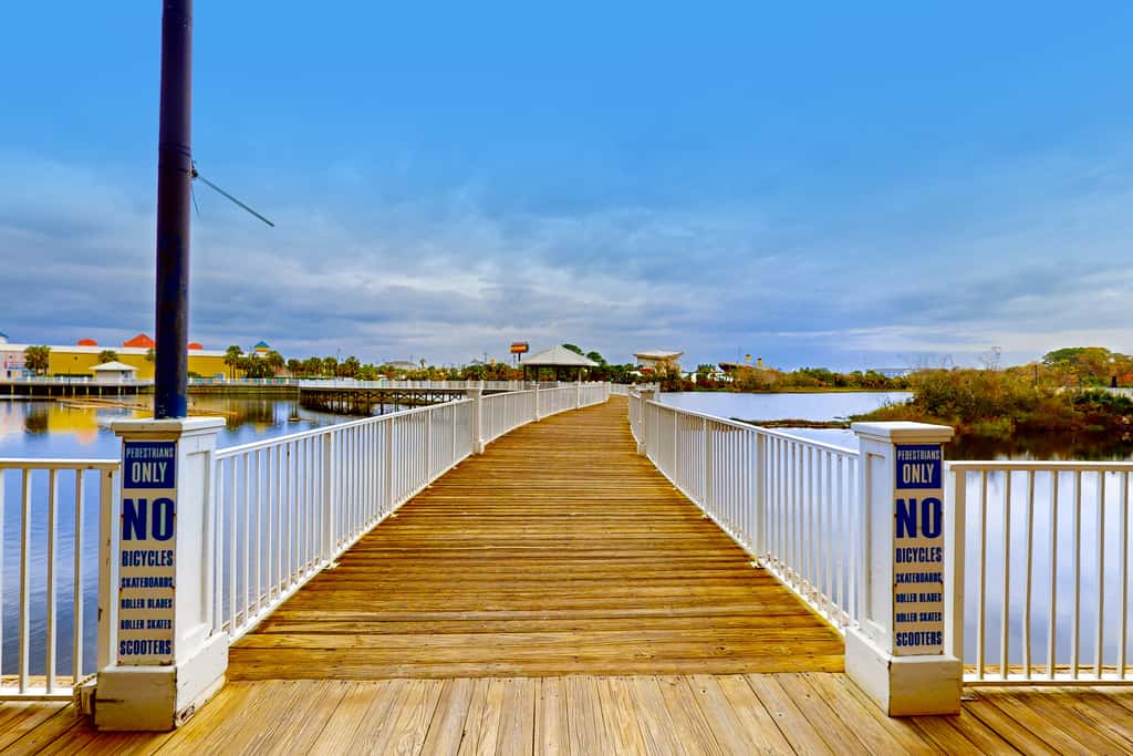 Beachfront 18th-floor condo with hot tub, heated pool, balcony, gym, WD, AC