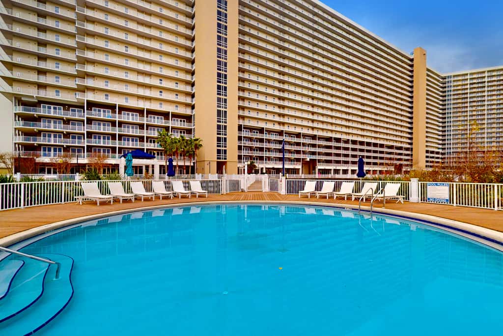 Beachfront 18th-floor condo with hot tub, heated pool, balcony, gym, WD, AC