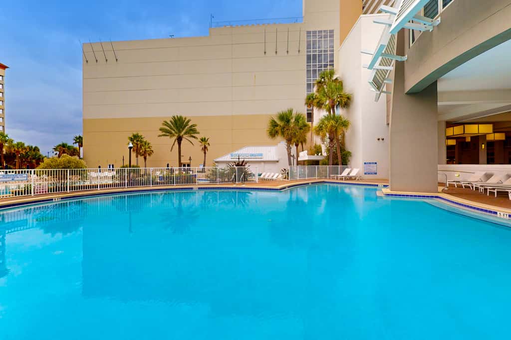 Beachfront 18th-floor condo with hot tub, heated pool, balcony, gym, WD, AC