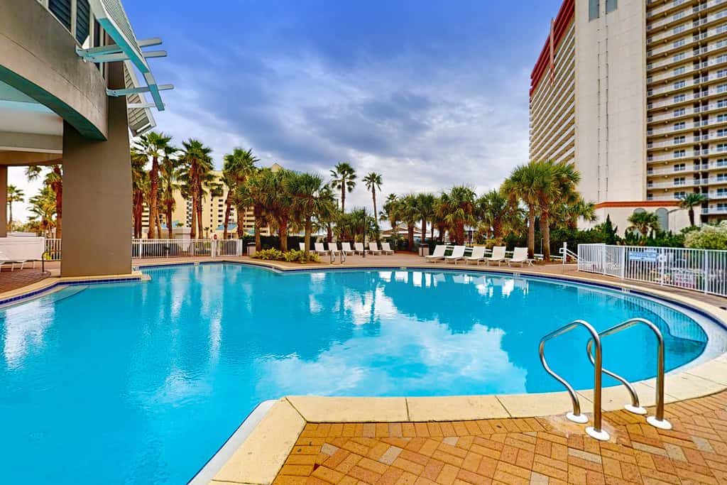 Beachfront 18th-floor condo with hot tub, heated pool, balcony, gym, WD, AC