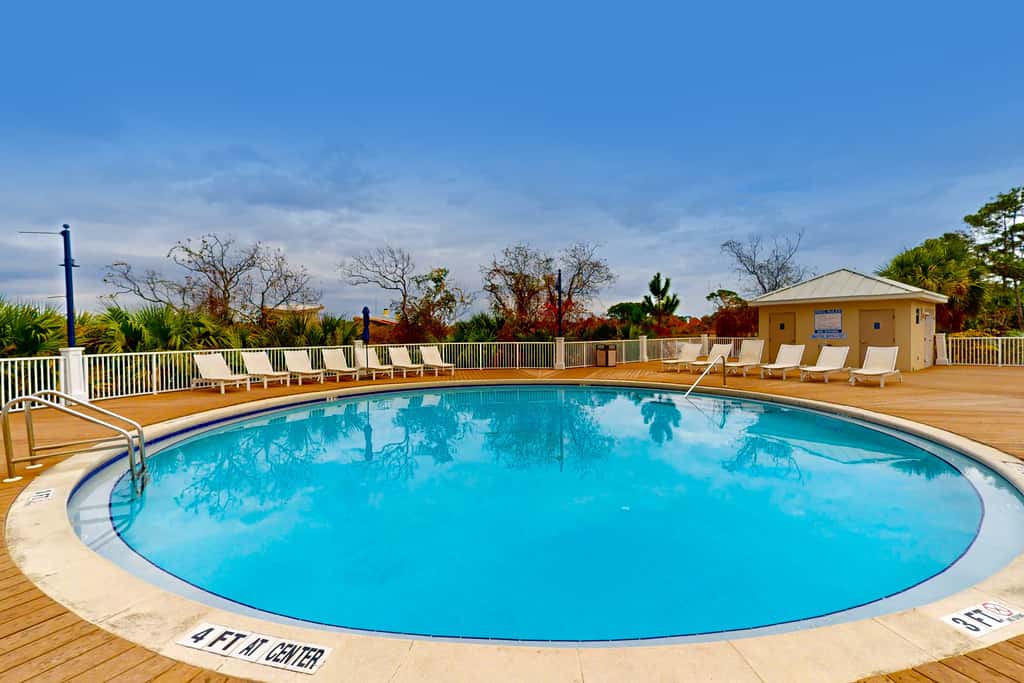 Beachfront 18th-floor condo with hot tub, heated pool, balcony, gym, WD, AC