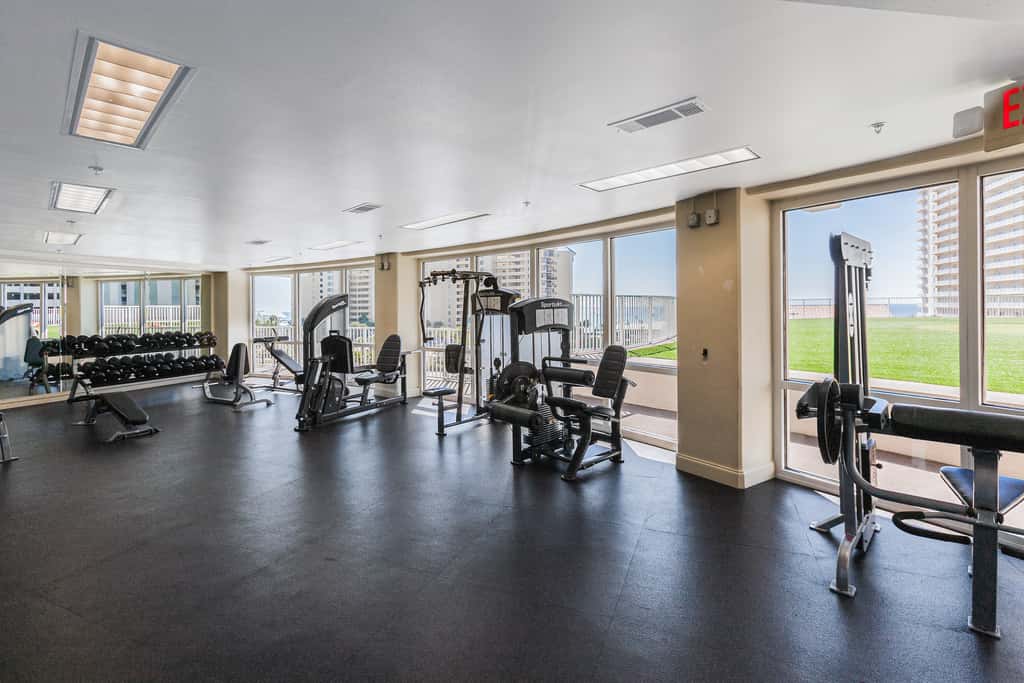 Beachfront 18th-floor condo with hot tub, heated pool, balcony, gym, WD, AC