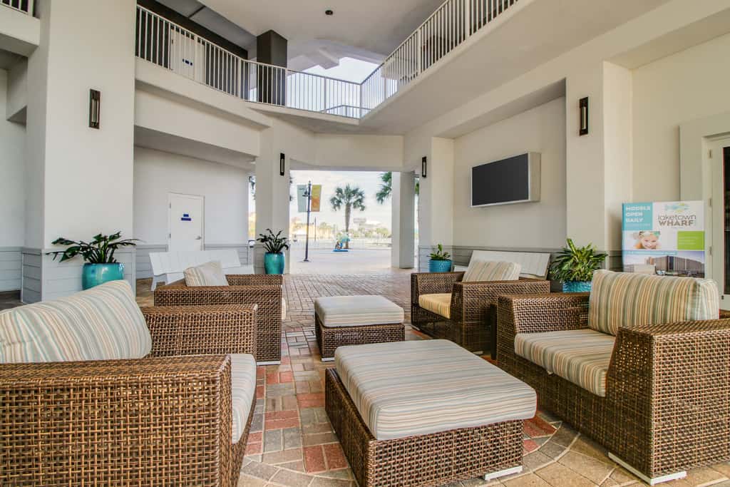 Beachfront 18th-floor condo with hot tub, heated pool, balcony, gym, WD, AC
