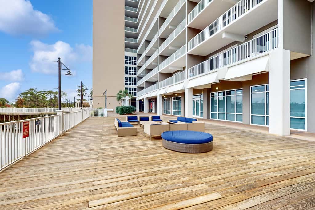 Beachfront 18th-floor condo with hot tub, heated pool, balcony, gym, WD, AC