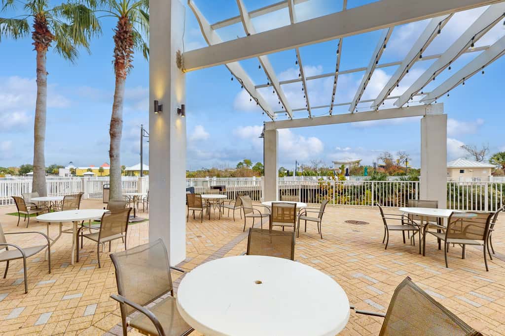 Beachfront 18th-floor condo with hot tub, heated pool, balcony, gym, WD, AC