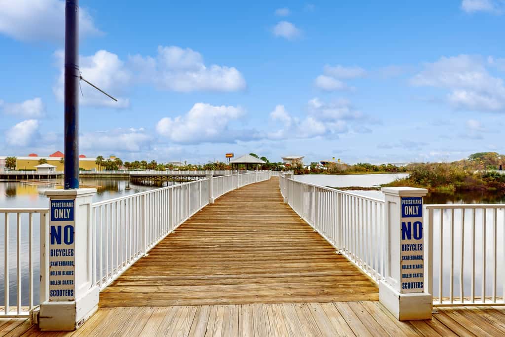 Beachfront 18th-floor condo with hot tub, heated pool, balcony, gym, WD, AC