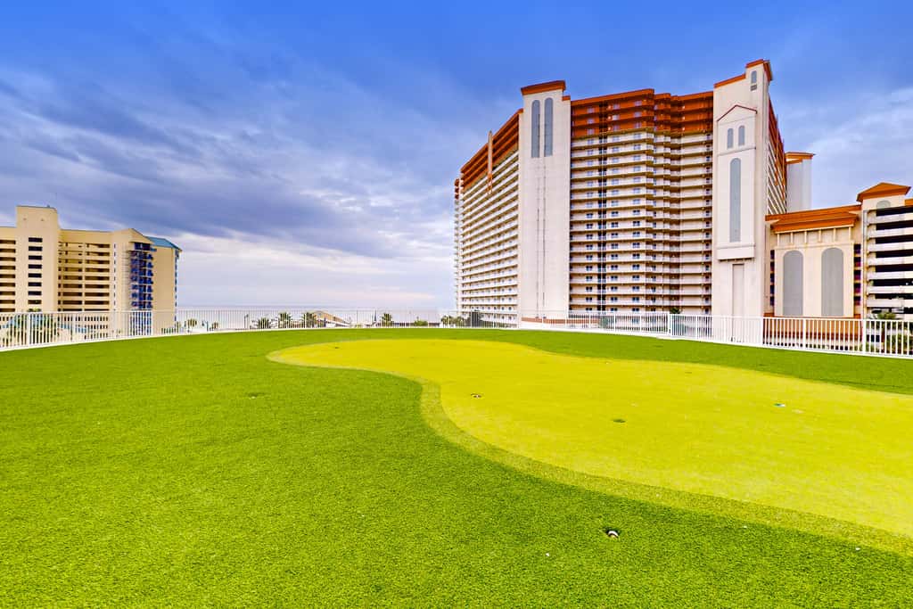 Beachfront 18th-floor condo with hot tub, heated pool, balcony, gym, WD, AC