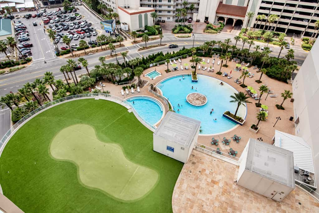 Beachfront 18th-floor condo with hot tub, heated pool, balcony, gym, WD, AC