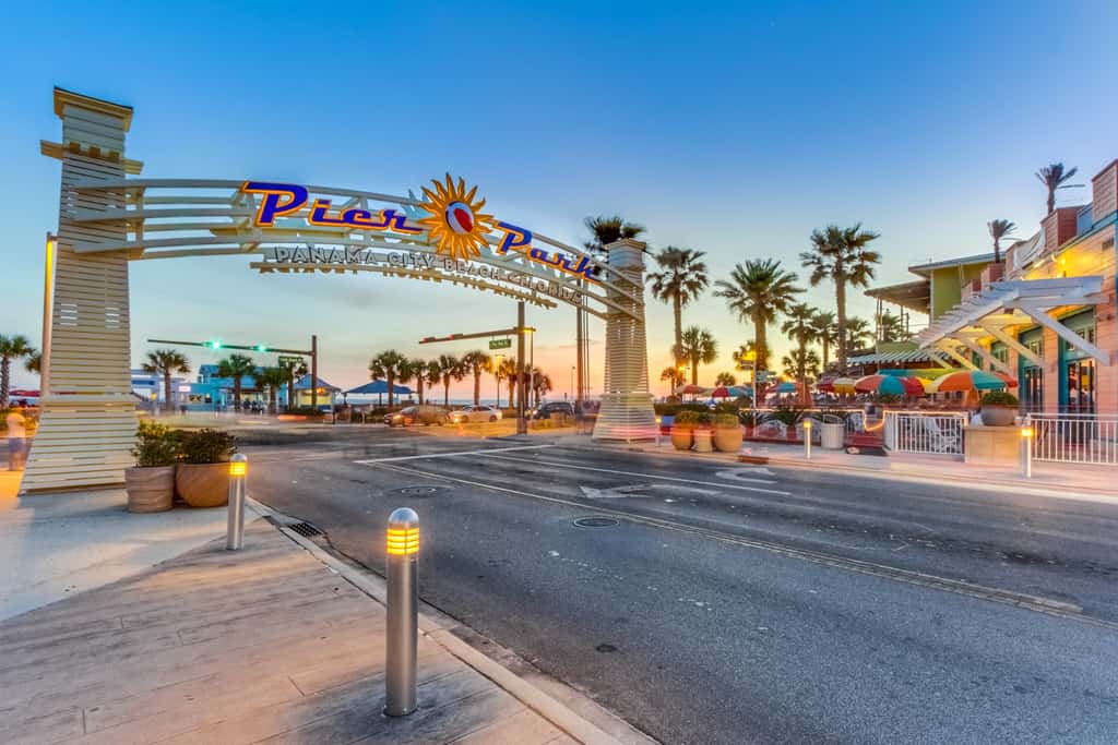 Beachfront 18th-floor condo with hot tub, heated pool, balcony, gym, WD, AC
