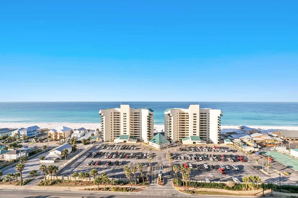 14th floor condo with pool & hot tub access, ocean view, WiFi, WD, & central AC