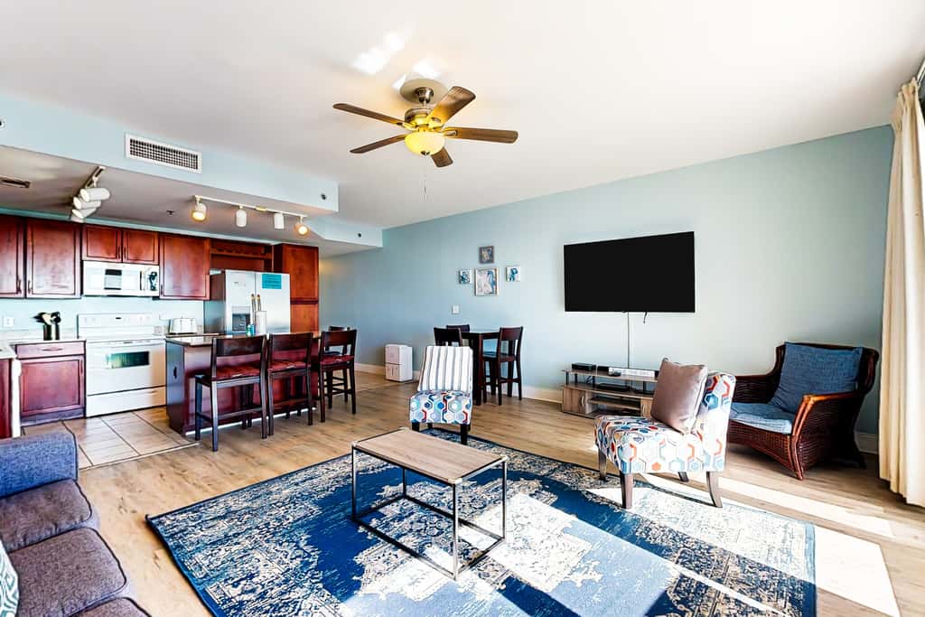 14th floor condo with pool & hot tub access, ocean view, WiFi, WD, & central AC