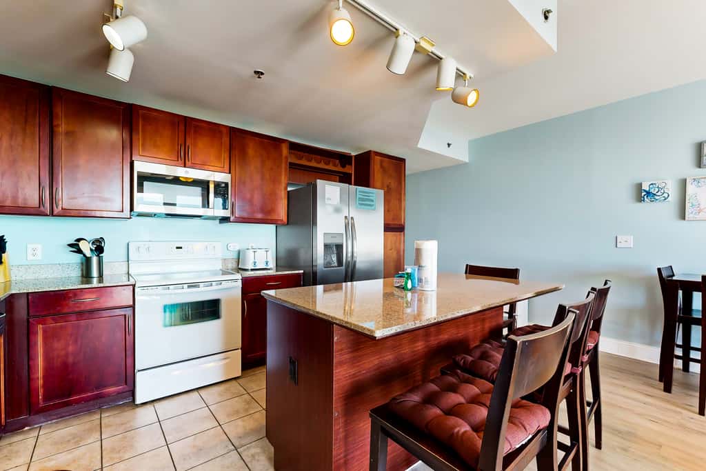 14th floor condo with pool & hot tub access, ocean view, WiFi, WD, & central AC