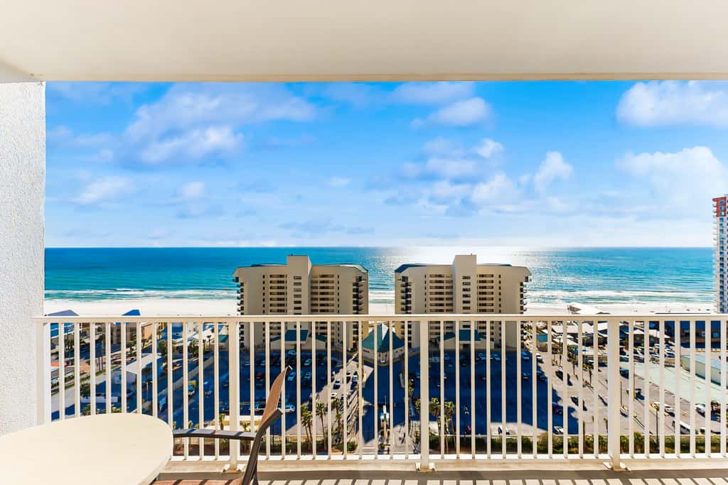 14th floor condo with pool & hot tub access, ocean view, WiFi, WD, & central AC