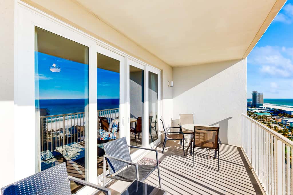 14th floor condo with pool & hot tub access, ocean view, WiFi, WD, & central AC